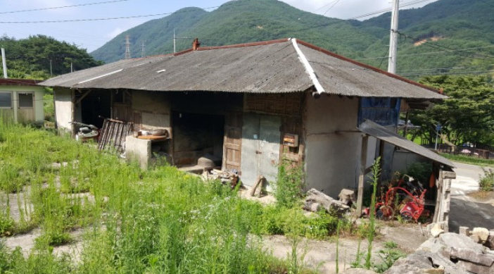 리모델링 전 비어 있던 주택